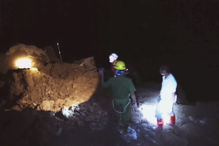 Lào Cai: Tìm thấy 2 trong số 3 nạn nhân bị vùi lấp cùng xe bán tải