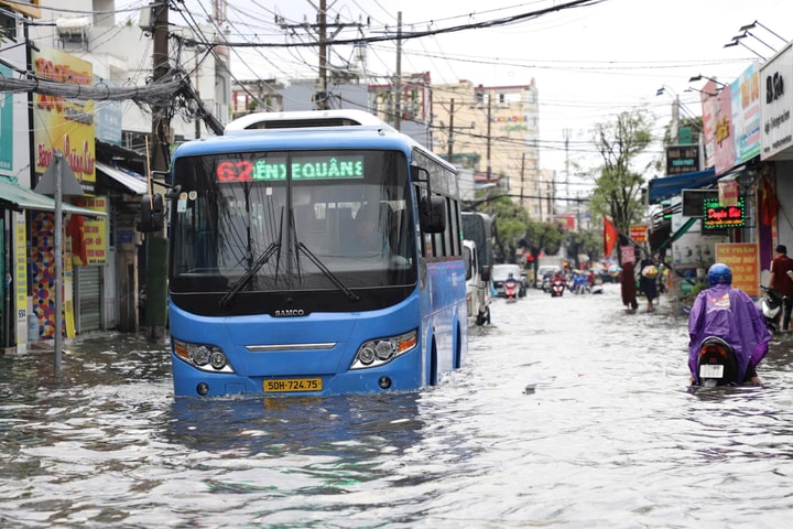 Mưa lớn kéo dài, đường phố TP.HCM ngập nặng