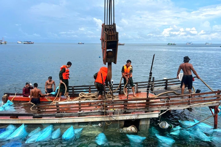 Sử dụng cẩu 80 tấn trục vớt tàu cá bị chìm trên biển