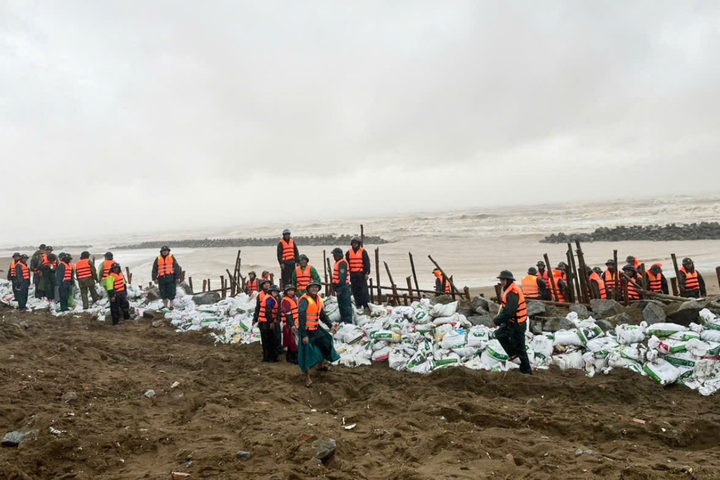Thủ tướng: Tập trung cao độ ứng phó với bão số 11