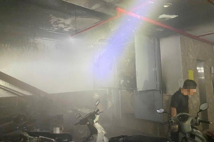 Cháy chung cư mini trong đêm tại Hà Nội