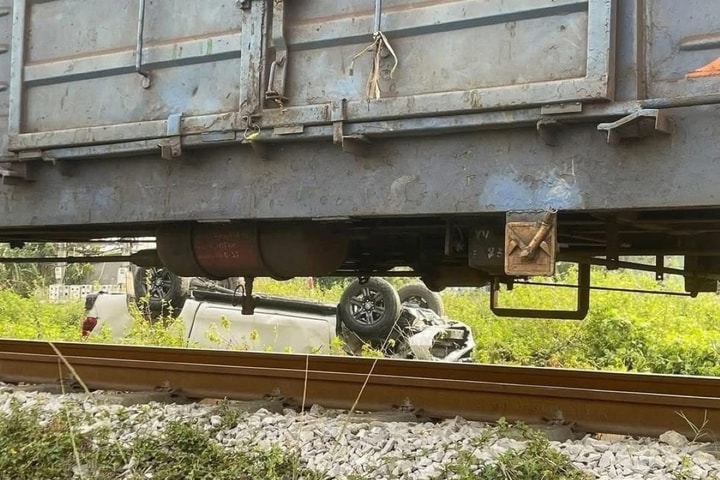 Nghệ An: Va chạm giữa tàu hỏa và ô tô, một người nhập viện