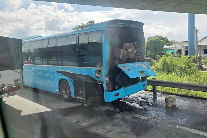 Xe khách giường nằm bốc cháy trên cao tốc