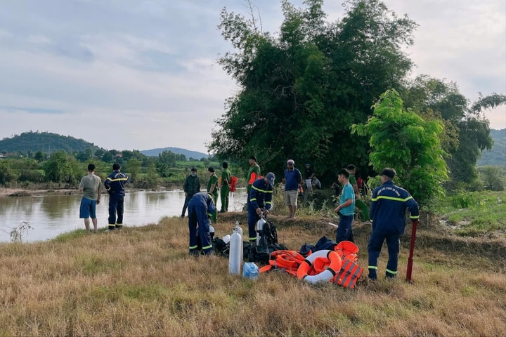 Ra suối rửa chân cùng bạn, bé trai đuối nước thương tâm