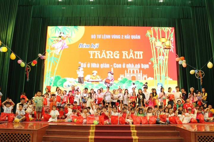 Vui Tết Trung thu 'Bố ở Nhà giàn – Con ở nhà có bạn'