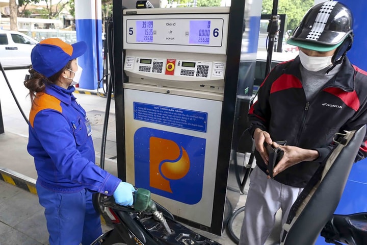 Giá xăng giảm nhẹ, dầu tăng giảm trái chiều