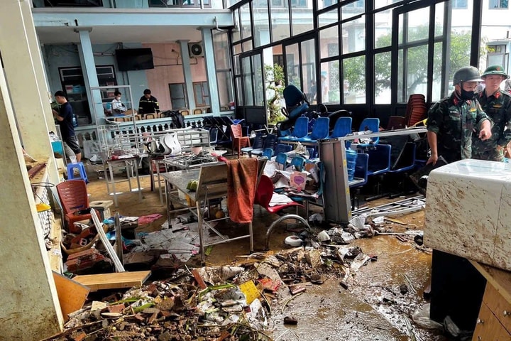 Nước lũ tràn vào bệnh viện, bác sĩ và bệnh nhân 'trở tay không kịp'
