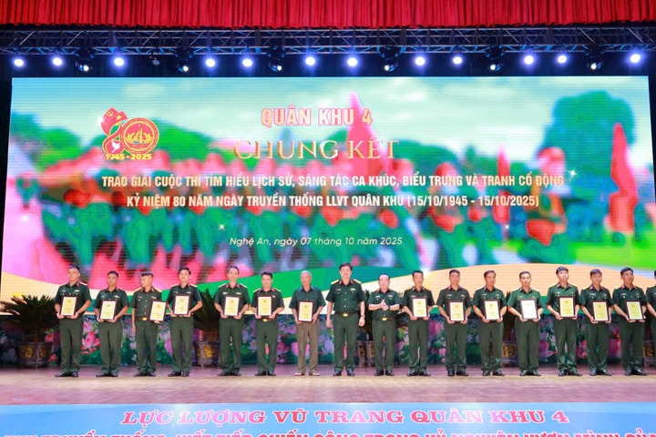 Trao giải các cuộc thi chào mừng kỷ niệm 80 năm Ngày truyền thống Lực lượng vũ trang Quân khu 4 (15/10/1945 - 15/10/2025)