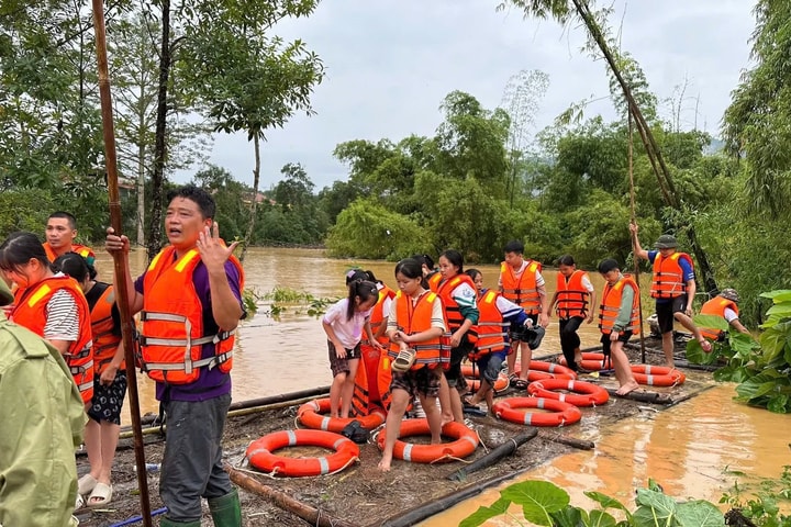 Khẩn trương di dời học sinh Trường PTDTNT Na Rì khỏi khu vực ngập lũ