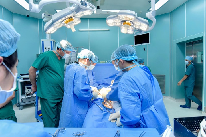 Cứu sống cô gái bị gãy khung chậu kiểu "gió thổi"