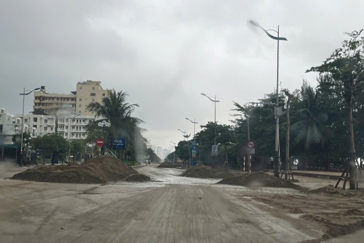 Khối lượng cát khổng lồ tràn lên đường phố Sầm Sơn