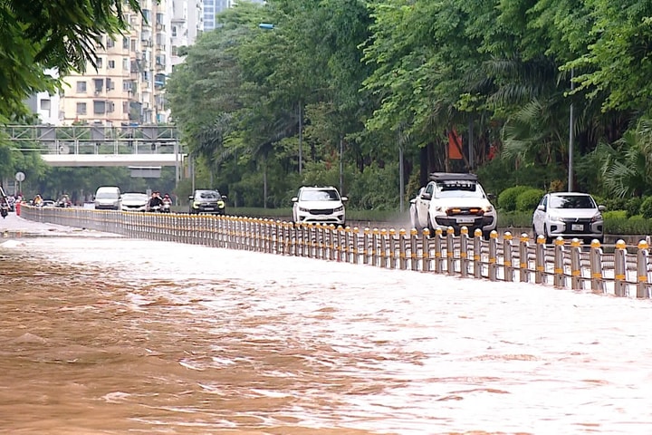 Nhiều tuyến đường Hà Nội ngập sâu do ảnh hưởng bão số 11