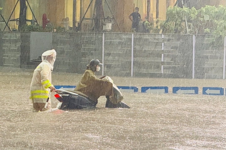 Công an Hà Nội hỗ trợ người dân di chuyển trên những tuyến phố ngập sâu