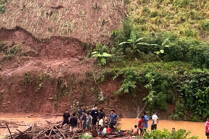 Sạt lở kinh hoàng, vùi lấp 2 vợ chồng đang làm nương rẫy