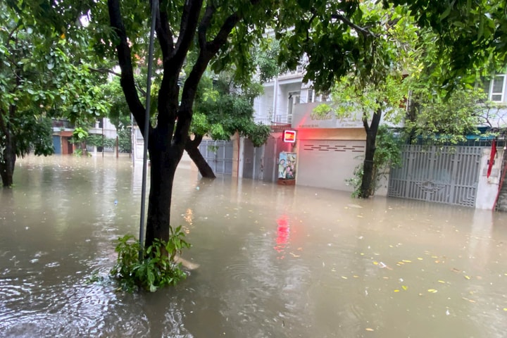 Hoàn lưu bão Matmo gây mưa diện rộng, nhiều tuyến phố Hà Nội lại ngập úng