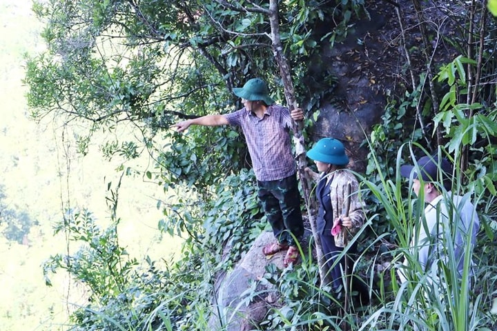 Người dân lo lắng khi khối đá khổng lồ trên núi có thể đổ sập bất cứ lúc nào