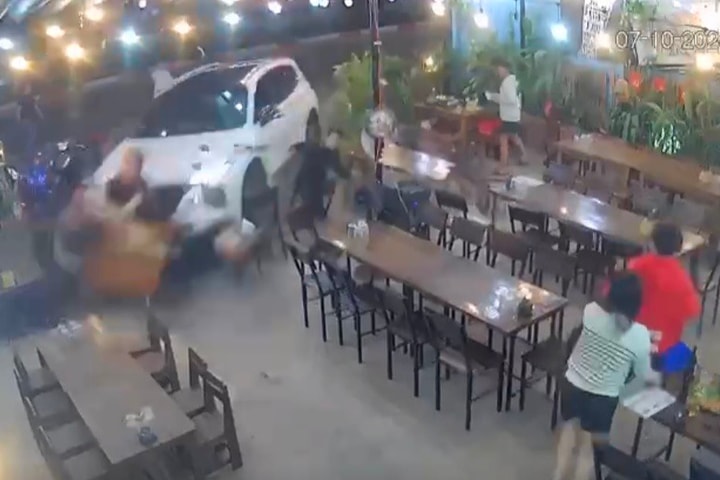 Ô tô 7 chỗ lao thẳng vào quán nhậu, tài xế ra đầu thú