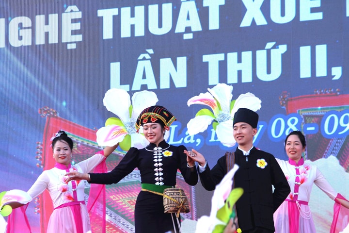 Mãn nhãn với 'Nghệ thuật xòe Thái' tỉnh Sơn La