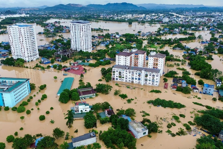 Cảnh ngập lịch sử khi lũ sông Cầu vượt đỉnh tại Thái Nguyên