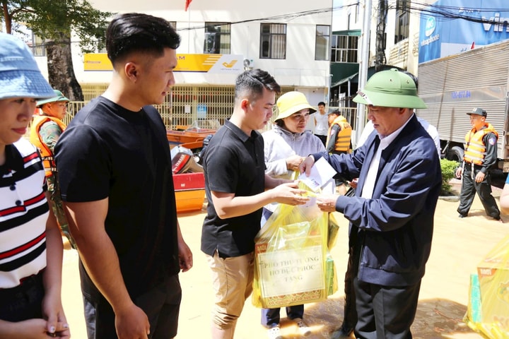 Phó Thủ tướng Hồ Đức Phớc thăm hỏi, tặng quà người dân vùng ngập lụt tại tỉnh Lạng Sơn