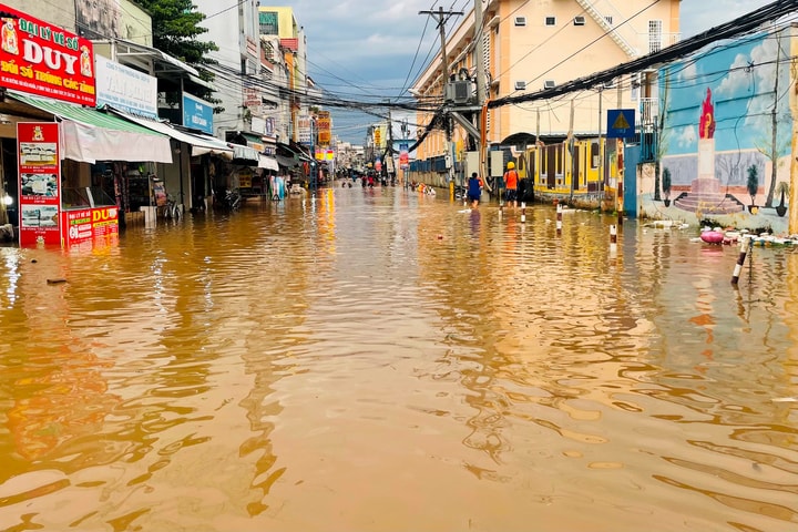 Cần Thơ: Người dân "vật lộn" khi triều cường gây ngập sâu