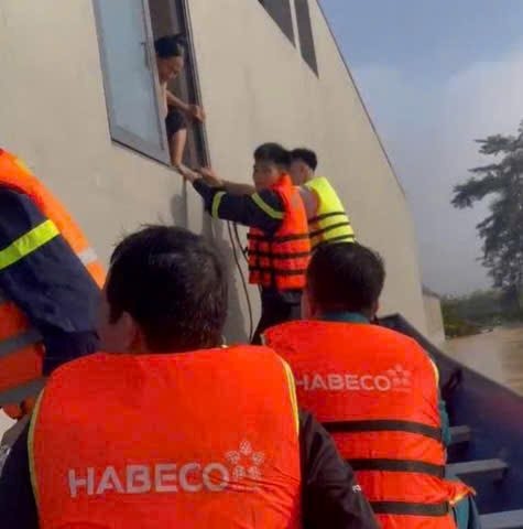 Công an tỉnh Bắc Ninh đưa trẻ sơ sinh khỏi vùng ngập sâu đến nơi an toàn