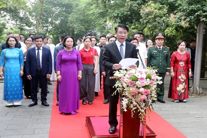 Đại biểu Đại hội Thi đua yêu nước tỉnh Phú Thọ dâng hương các Vua Hùng