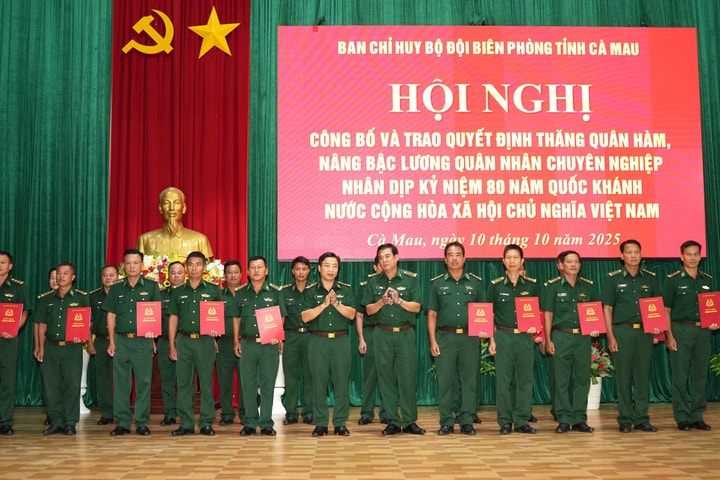 Thăng quân hàm cho 130 quân nhân chuyên nghiệp