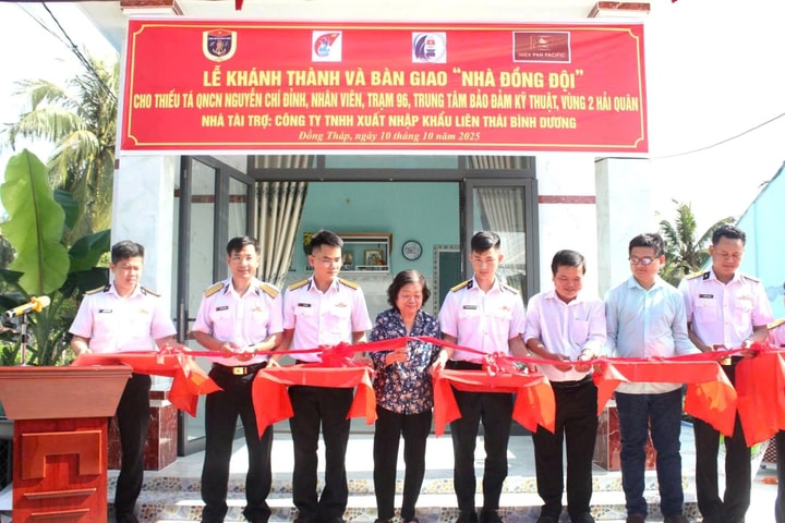 Trao Nhà đồng đội cho gia đình quân nhân có hoàn cảnh khó khăn