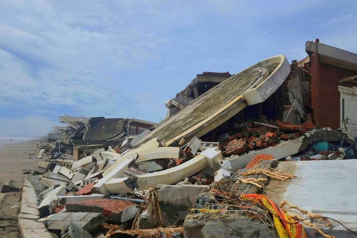 Loạt villa đổ sập sau bão ở Hà Tĩnh: “Mất bò mới lo làm chuồng”?