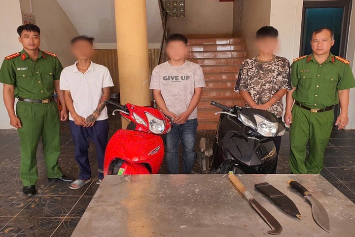 Bắt nhóm thanh niên mang hung khí chém người