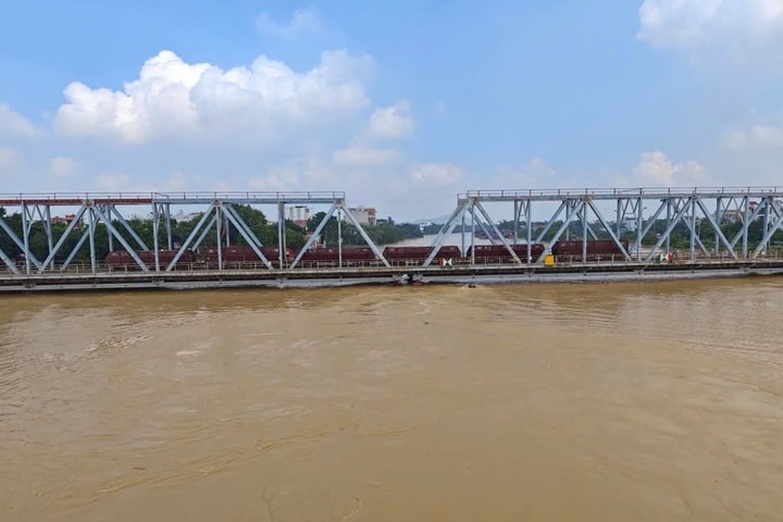 Đường sắt Việt Nam huy động tàu hàng trăm tấn để giữ cầu trong cơn lũ lịch sử