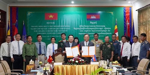 Hai tỉnh An Giang và Kampot ký kết Hiệp định Thương mại biên giới