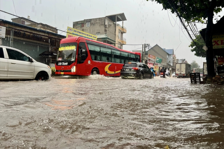 Bắc Bộ tiếp tục ngập sâu, cảnh báo mưa dông, lốc xoáy trên Biển Đông