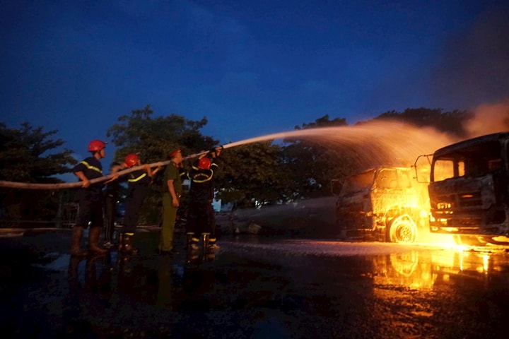 Huy động xe rô-bốt dập đám cháy lớn gần cây xăng