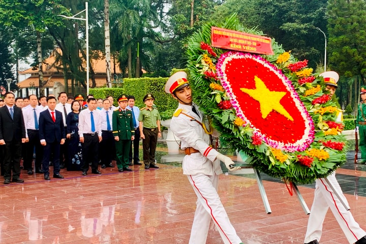 Đại biểu dự Đại hội Đảng bộ TP. Hồ Chí Minh viếng Nghĩa trang Liệt sĩ