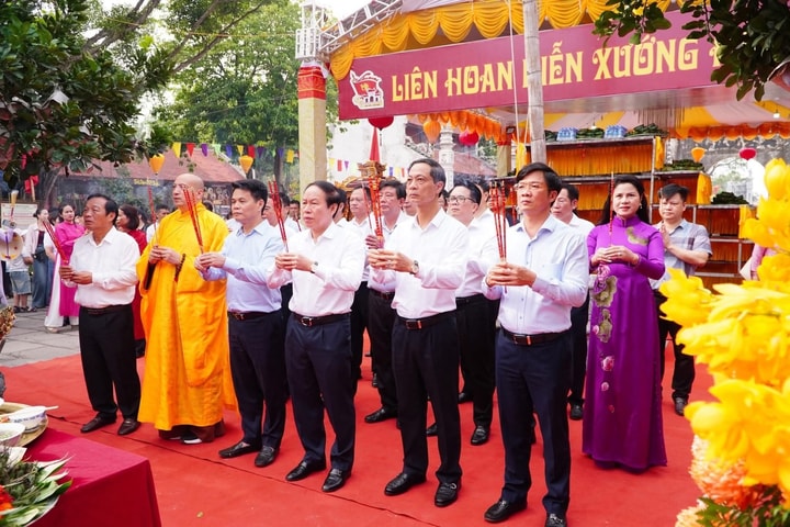 Dâng hương tưởng niệm Hưng Đạo Đại vương Trần Quốc Tuấn