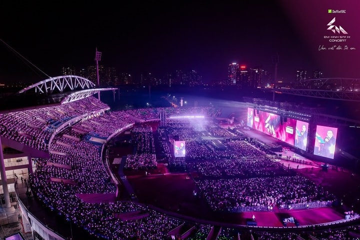 “Phải lòng” Bank tím tại Em xinh “Say hi” Concert đêm 2