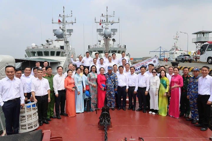 Đoàn đại biểu Đại hội Đảng bộ TP. Hồ Chí Minh thăm, làm việc tại Bộ Tư lệnh Vùng 2 Hải quân