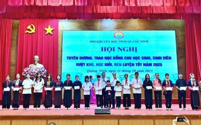 Tuyên dương, trao học bổng cho 250 học sinh, sinh viên vượt khó học giỏi