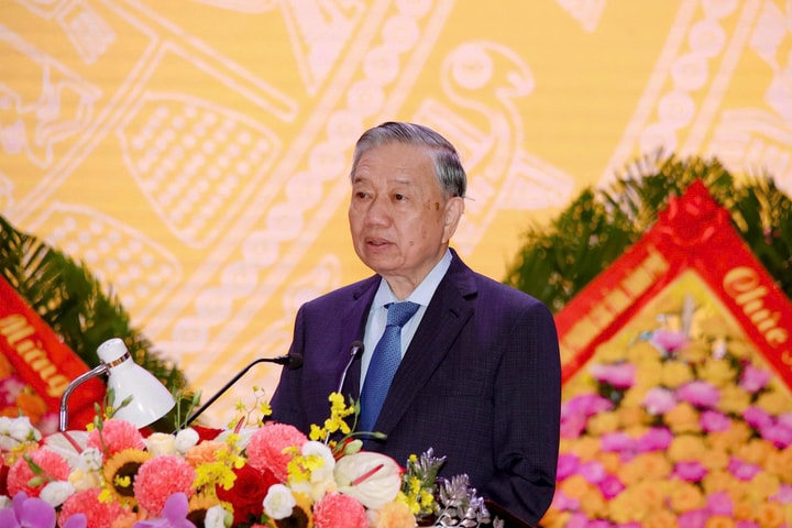 Tổng Bí thư dự Lễ kỷ niệm 80 năm Ngày truyền thống Lực lượng vũ trang Quân khu 4