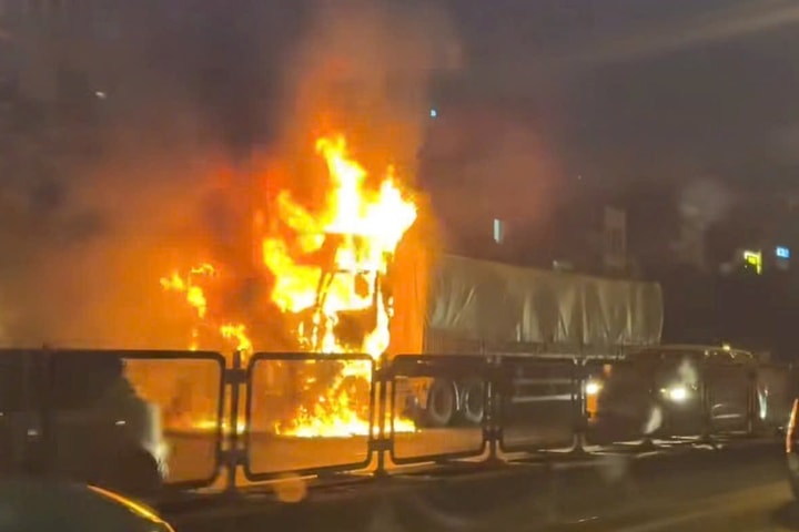 Ô tô bốc cháy ở đường Vành đai 3 trên cao