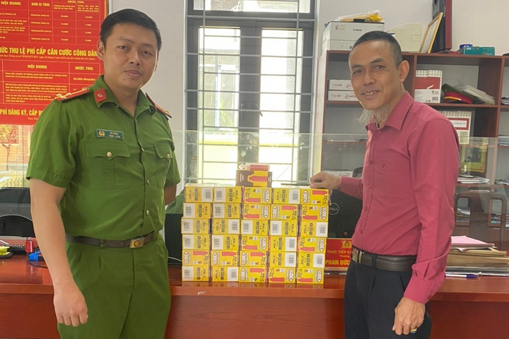 Người dân Móng Cái tự giác giao nộp hàng trăm máy thuốc lá điện tử