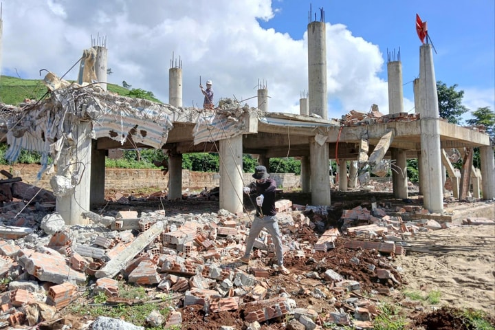 Cận cảnh “phá dỡ nhà rông” hàng tỷ đồng dưới chân núi lửa đẹp top 10 thế giới