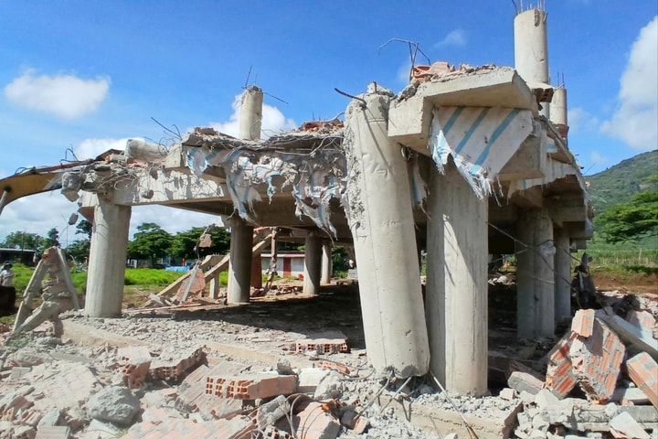 Clip phá dỡ Công trình nhà rông đang được xây dựng hàng tỷ đồng ở Gia Lai