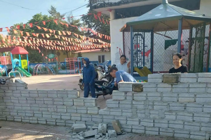 Hộ dân tự tháo dỡ tường rào ở sân trường sau khi Tòa xác nhận quyền lợi chính đáng