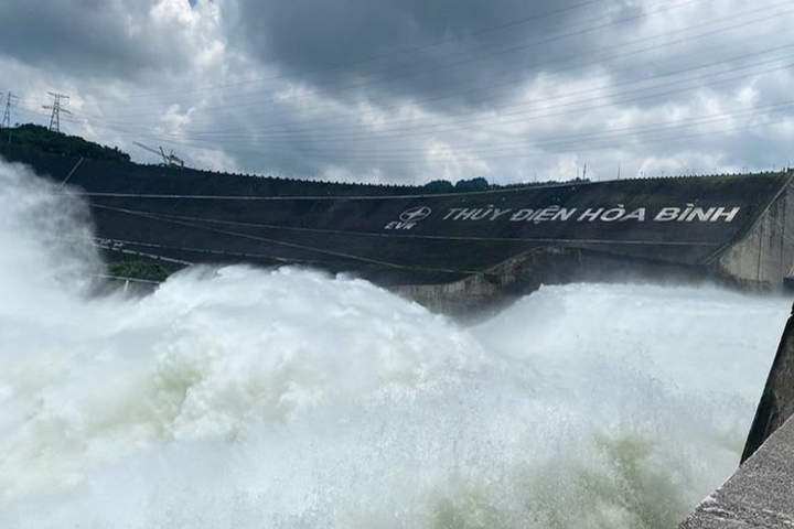 Thủy điện Hòa Bình mở cửa xả đáy