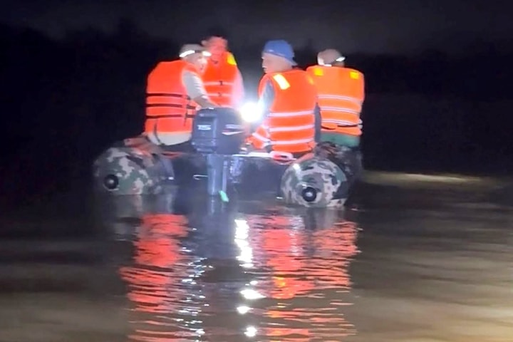 Thấy thi thể người cha nghi nhảy cầu Bến Thủy