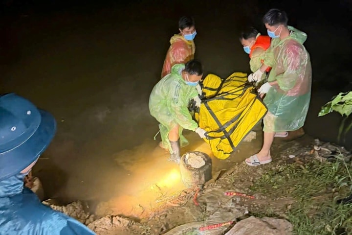 Thi thể nam thanh niên chưa rõ danh tính nổi trên sông