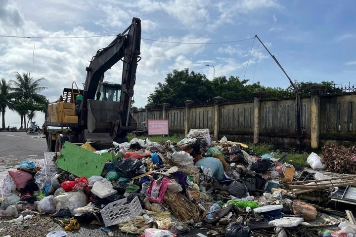 Ra quân ‘mật phục’ xử lý rác thải, quyết liệt vì môi trường xanh - sạch - văn minh